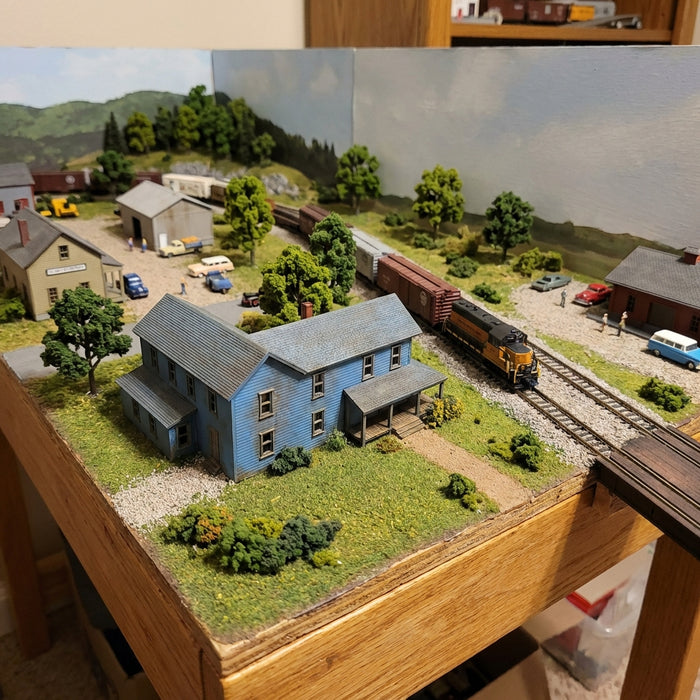 N-Scale Large Colonial Style Home