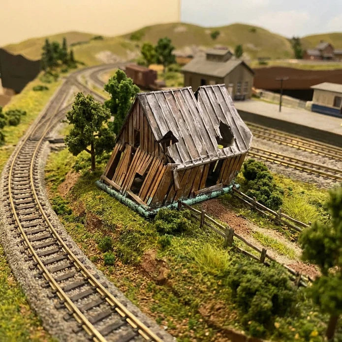 HO-Scale Colapsing Shed